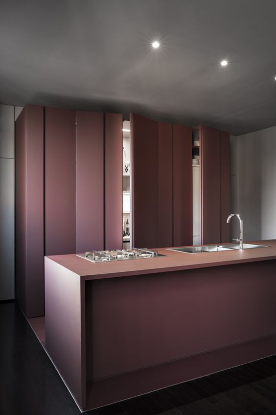 Moderne Küche in Purpur Farbe minimalistisches Küchendesign Altrosa und Violett gemischt herrlicher Farbton