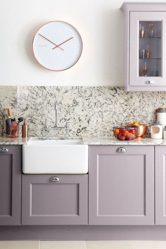 Moderne Küche in Purpur Farbe sanfte Fliedernuance Spülbecken Wanduhr grauer Küchenspiegel