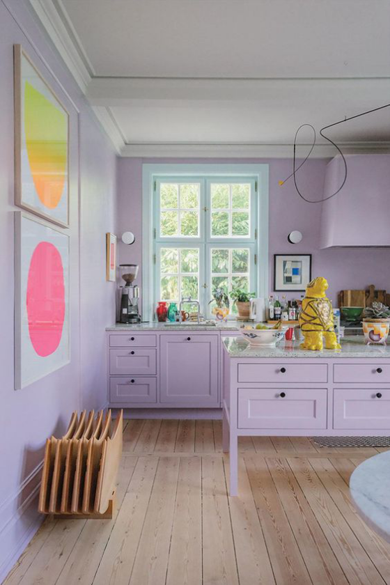 Moderne Küche in Purpur Farbe zartes Hellviolett an den Wänden Küchenschränken Kücheninsel Holzboden