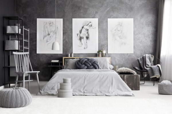 Schlafzimmer einrichten Aktmalerei drei Bilder an der Wand über dem Schlafbett Hängelampe Raum in verschiedenen Graunuancen