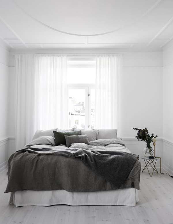 Schlafzimmer einrichten Bett Grautöne weiße Gardinen eingebauter Kleiderschrank links freundliche einladende Raumatmosphäre