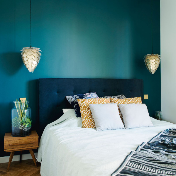 Schlafzimmer einrichten Königsblau Bettkopfteil weiße Bettwäsche