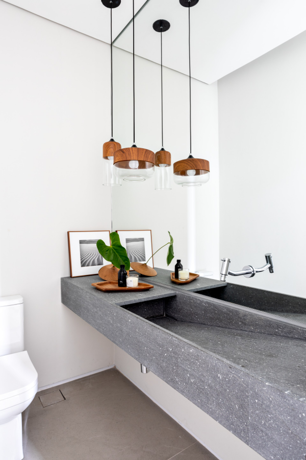 modernes Haus in Brasilien minimalistisches Bad in Weiß Industrial Touches in Grau