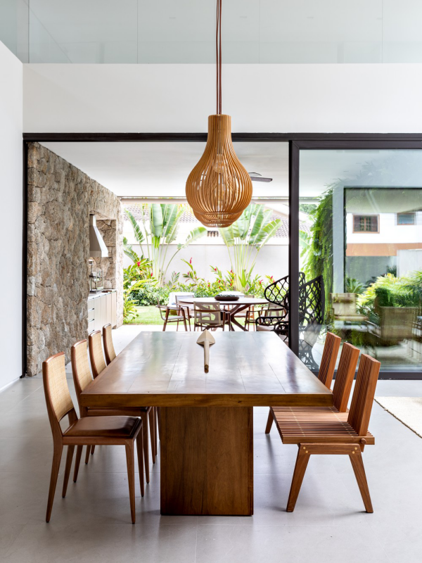 modernes Haus in Brasilien mit tropischem Flair Essbereich Esstisch aus Holz Hängelampen Geflecht