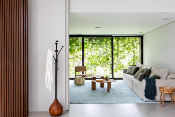 modernes Haus in Brasilien mit tropischem Flair Wohnzimmer im Obergeschoss elegante Schiebetüren trennen die Räume