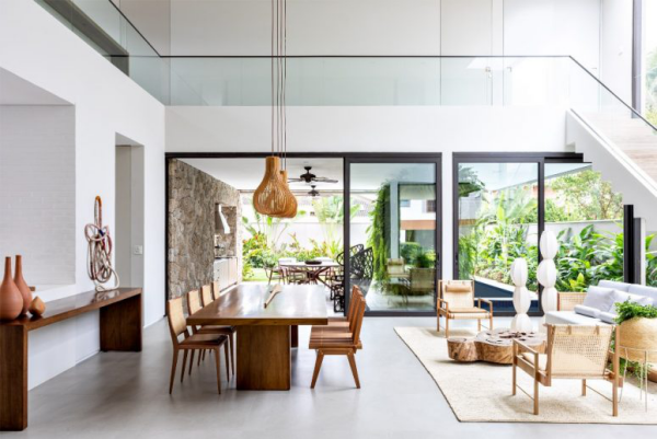 modernes Haus in Brasilien mit tropischem Flair offenes Wohnkonzept Esstisch Stühle aus Holz Kombination