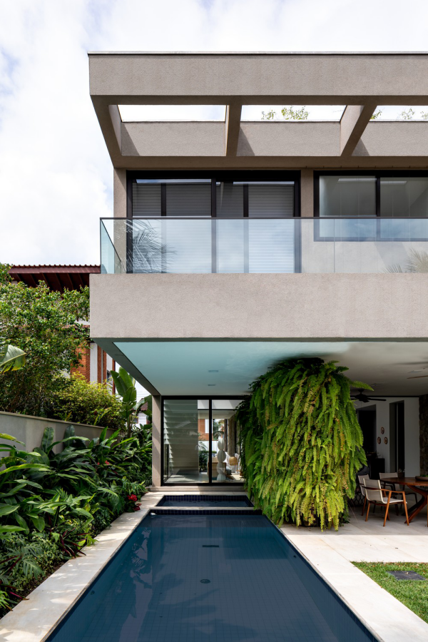 modernes Haus in Brasilien mit tropischem Flair schmaler Gartenpool Badespaß ohne Grenzen für Groß und Klein viel Grün