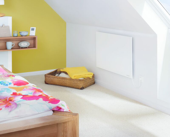 Elektroheizung Schlafzimmer Kinderzimmer unter der Dachschräge hell einfach eingerichtet weißer Wandkonvektor unauffällig an der Wand