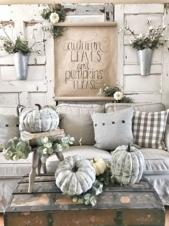 Herbstdeko mit Kürbissen im rustikalen Stil gedeckter Tisch deko ideen