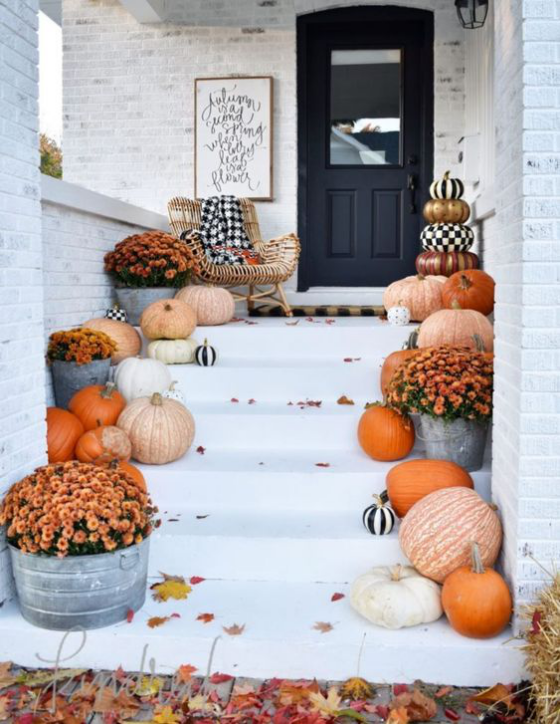 Herbstdeko mit Kürbissen kräftige Orange Töne Kürbisse Herbstblumen auf den Treppen vor dem Hauseingang sehr einladend