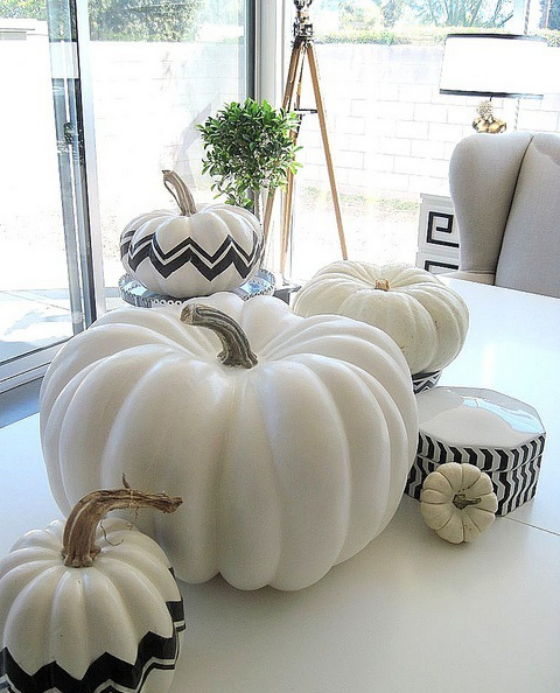 Herbstdeko mit Kürbissen weiße Kürbisse mit schwarzen Zig Zag Streifen verziert tolle Deko Idee