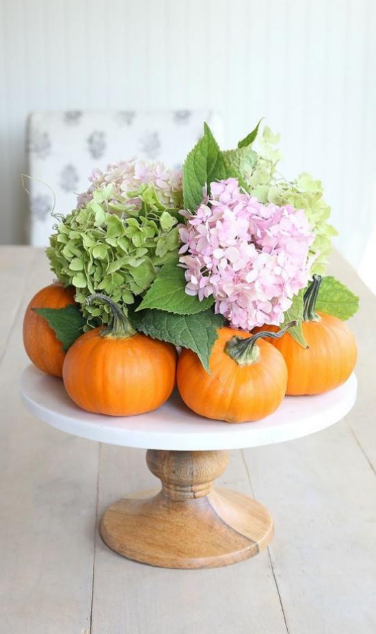Kürbisse auf Ständer Herbstdeko Hortensien orangenfarbene Kürbisse schönes Arrangement leicht nachzumachen