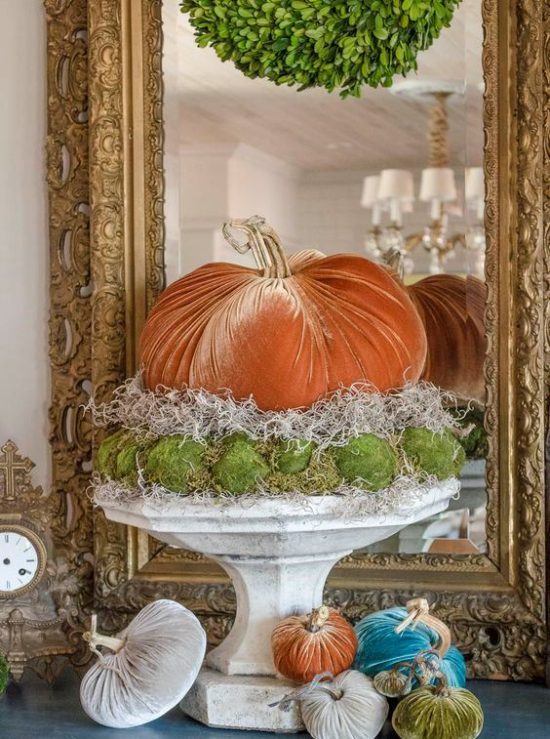 Kürbisse auf Ständer Herbstdeko im Retro Stil vor dem Spiegel künstliche Kürbisse arrangieren üppige Deko kreieren