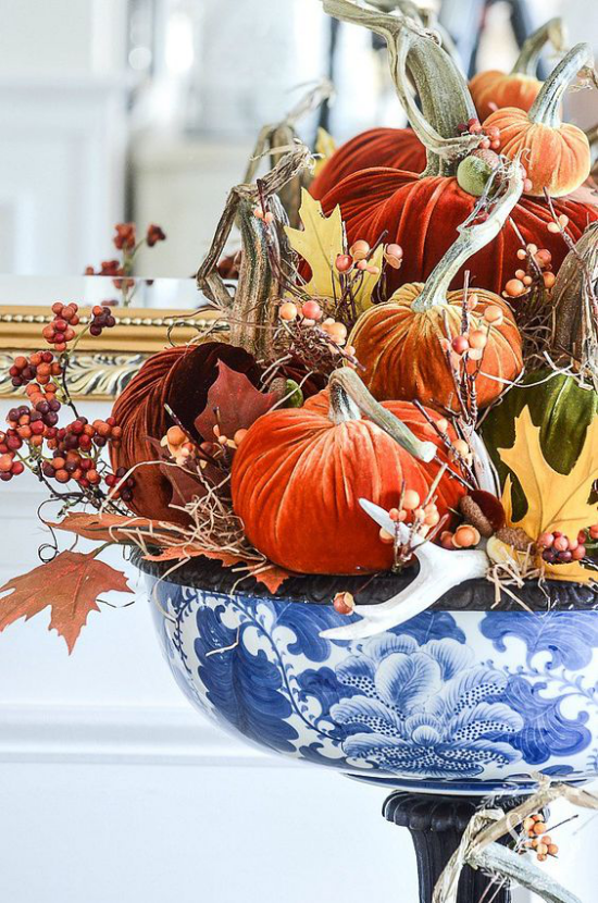 Kürbisse auf Ständer Herbstdeko künstliche Kürbisse aus Samt verschiedene Farben tolles Arrangement viele bunte Blätter herbstliche Naturgaben