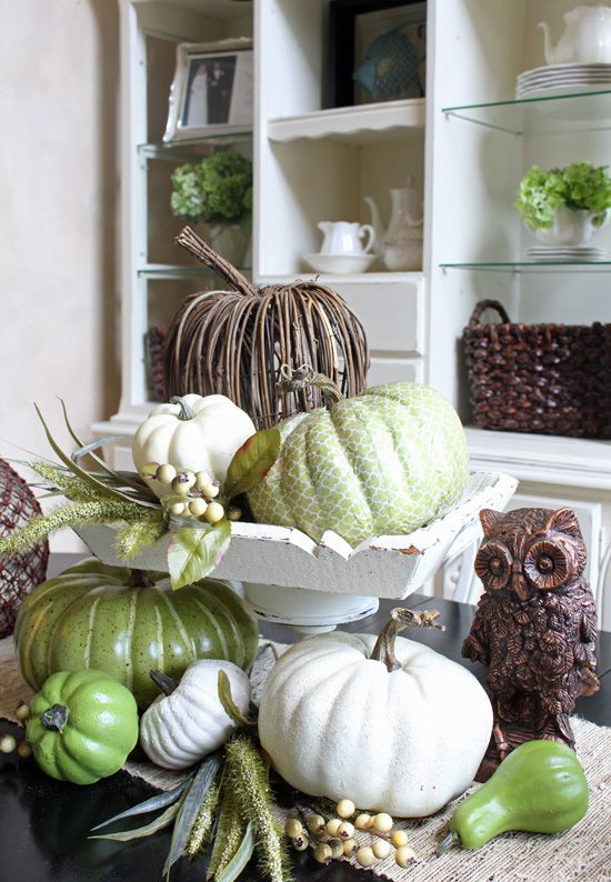 Kürbisse auf Ständer Herbstdeko tolles Arrangement für drinnen weiße und grüne Kürbisse dekorative Eule
