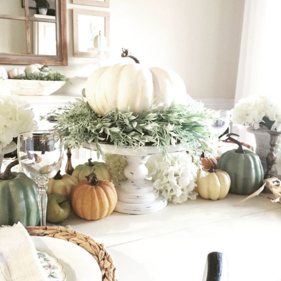 Kürbisse auf Ständer Herbstdeko tolles Arrangement zu Hause im rustikalen Stil