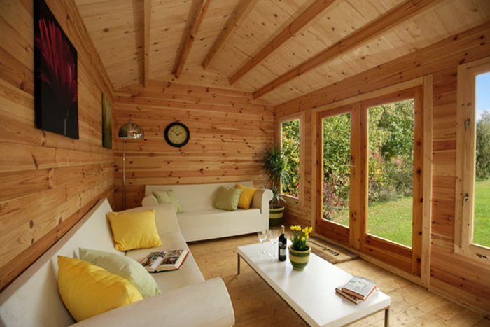 moderne Gartenhäuser komfortable Einrichtung im Inneren weiße Polstermöbel schöner Blick auf den Garten