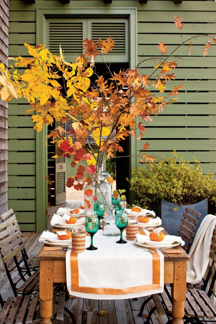 Herbstdeko kinderleichte Ideen zum Nachmachen Tischschmuck Vase mit Herbstblättern kleine Kürbisse
