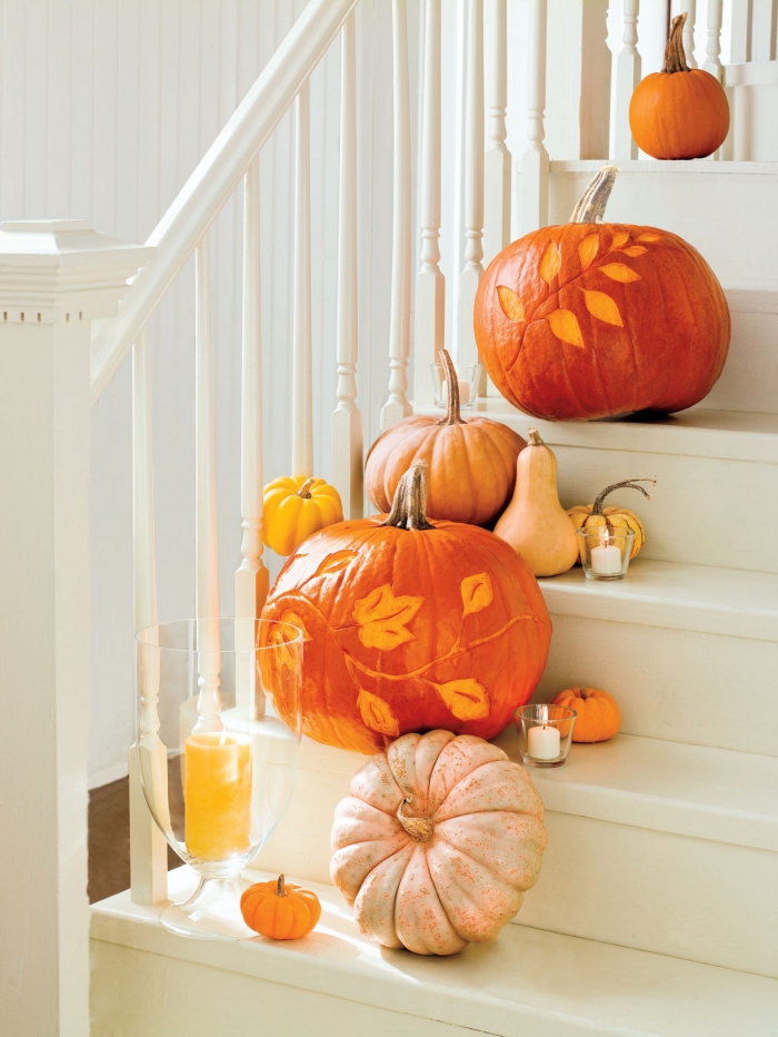 Herbstdeko kinderleichte Ideen zum Nachmachen Zierkürbisse auf den Treppen im Haus geschnitzt Wow Effekt