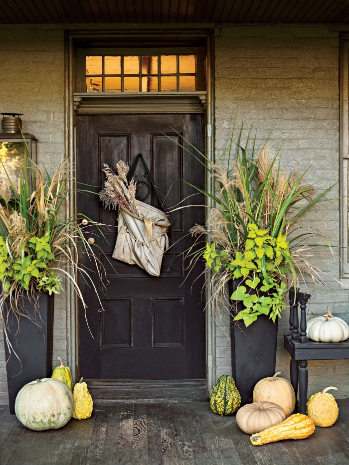 Herbstdeko kinderleichte Ideen zum Nachmachen altes Haus vor dem Eingang Kürbisse Topfpflanzen rustikaler Sack Gräser an der Haustür