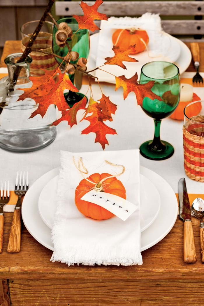 Herbstdeko kinderleichte Ideen zum Nachmachen gedeckter und herbstlich dekorierter Tisch kleine Platzkarten mit Zierkürbissen niedlicher Schmuck