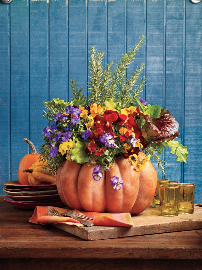 Herbstdeko kinderleichte Ideen zum Nachmachen großer Kürbis ausgehöhlt in Vase verwandelt schöne Herbstblume toller Blickfang auf dem Esstisch