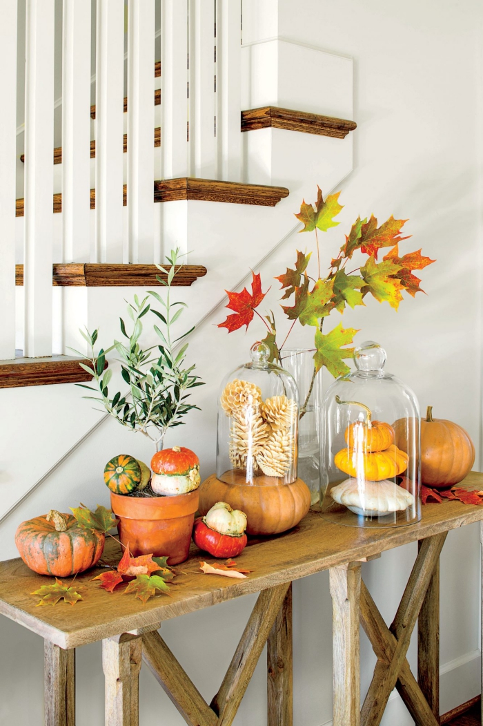 Herbstdeko kinderleichte Ideen zum Nachmachen herbstliches Arrangement im Flur kleiner Tisch Kürbisse Herbstlaub