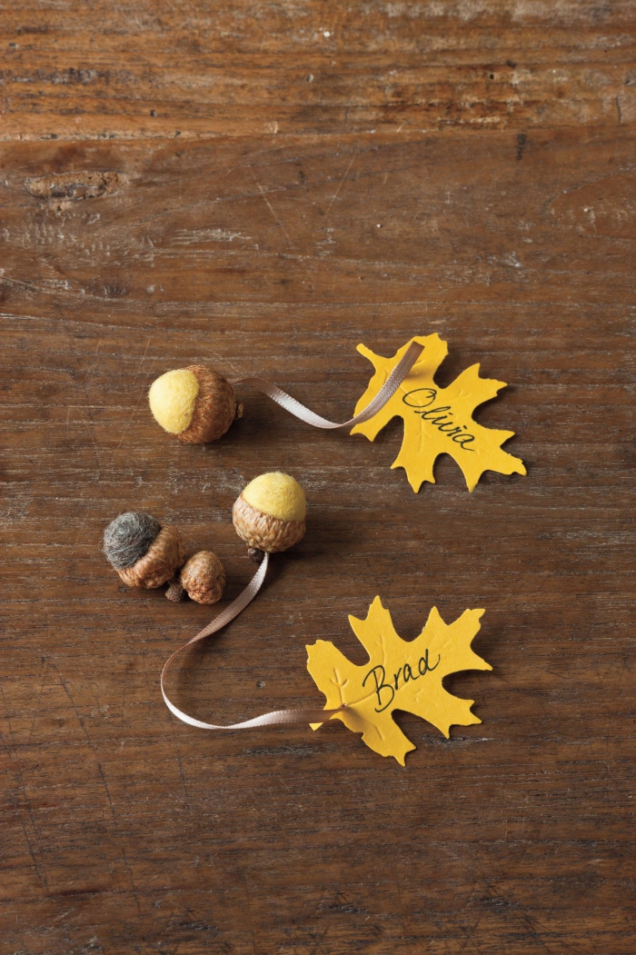 Herbstdeko kinderleichte Ideen zum Nachmachen kleine Platzkarten mit Eicheln für die Gäste niedlicher Schmuck