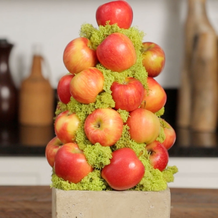 Herbstdeko kinderleichte Ideen zum Nachmachen rote Äpfel Moos Pyramide