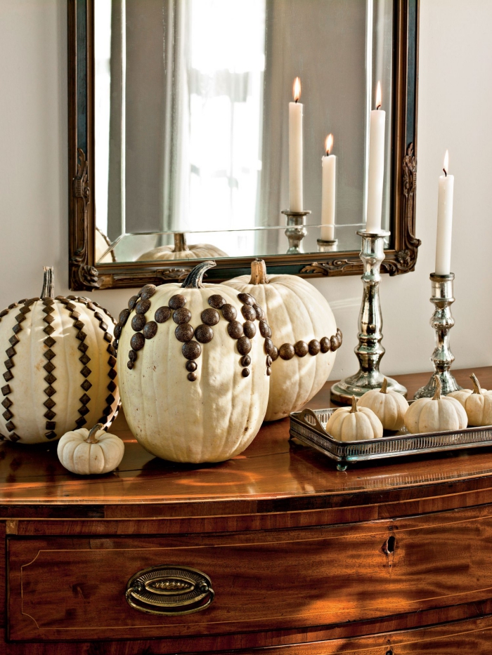 Herbstdeko kinderleichte Ideen zum Nachmachen weiße Kürbisse auf einem Beistelltisch Spiegel mit braunen Punkten als Hingucker Kerzenhalter