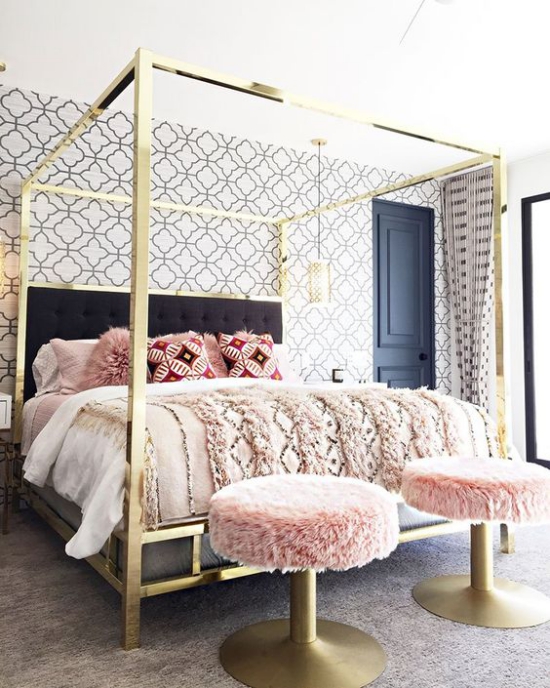 Kuschelige Sitzplätze Schlafzimmer Himmelbett zwei Hocker rosafarbenes Kunstfell Wurfkissen Wandtapeten geometrisches Muster