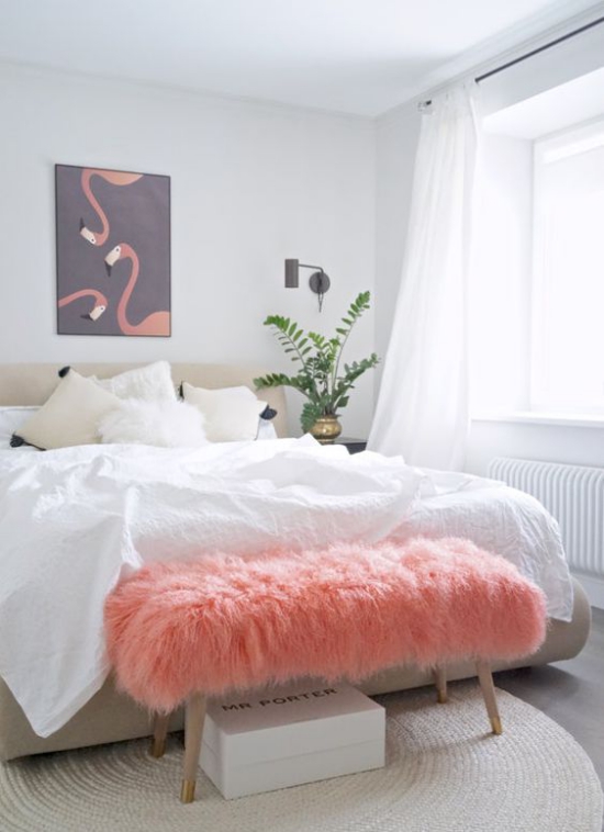 Kuschelige Sitzplätze Schlafzimmer groß und hell rosafarbenes Kunstfell auf der Sitzbank vor dem Schlafbett Wandbild