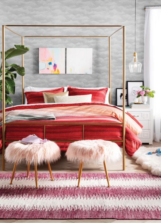 Kuschelige Sitzplätze Schlafzimmer in Retro Stil zwei Hocker Kunstfell Himmelbett weicher Teppich gesteift rote Bettdecke