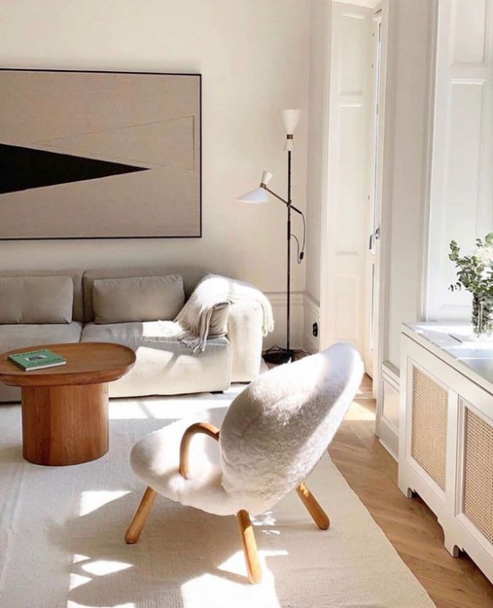Kuschelige Sitzplätze Wohnzimmer in hellen Farben gestaltet weiche Texturen Sonnenschein warm komfortabel