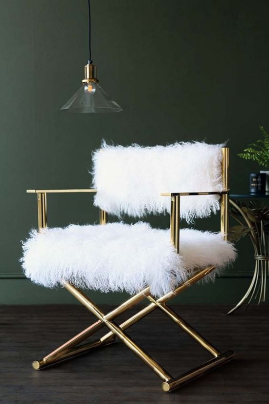 Kuschelige Sitzplätze eleganter Sessel aus Metall einfaches aber schickes Design weißes Kunstfell darauf für mehr Komfort zu Hause