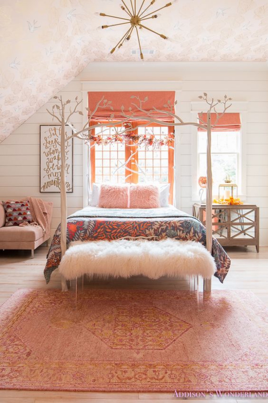 Kuschelige Sitzplätze rosa Flamingo Farbe Schlafzimmer hell und geräumig Oase der Ruhe und Gelassenheit