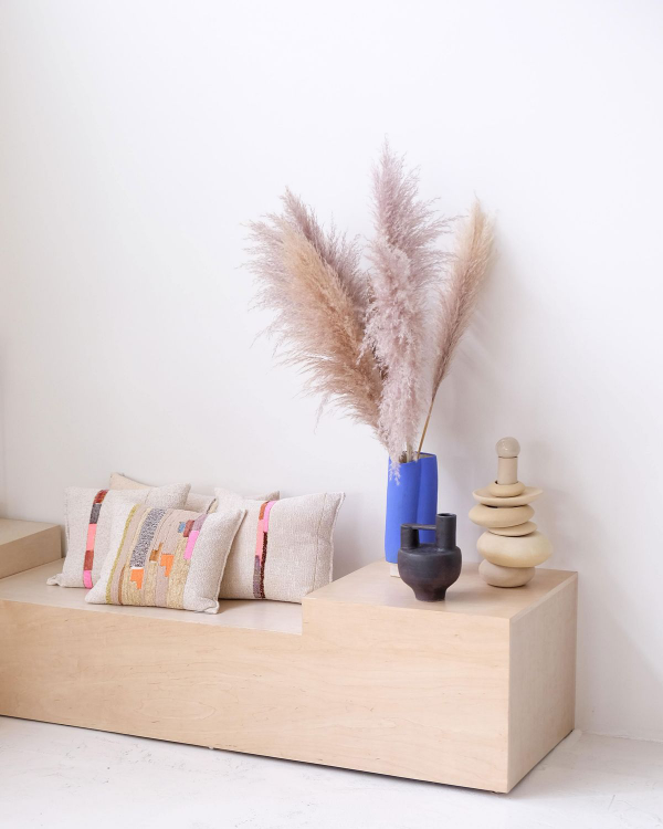Pampasgras dekorieren Wohnzimmer minimalistisch Sitzbank Deko Kissen Steine als Schmuck