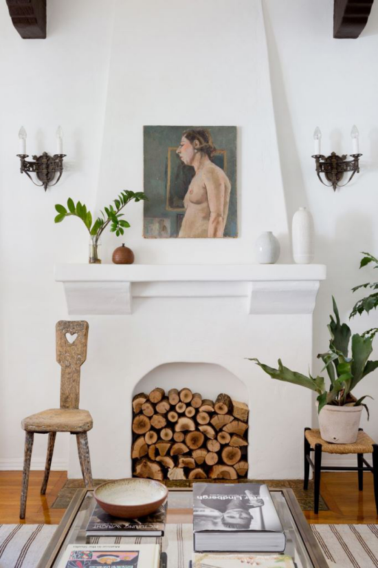 Stillgelegten unbenutzten Kamin dekorieren im Wohnzimmer ein Bild darüber einige Topfpflanzen daneben gemütliche Atmosphäre