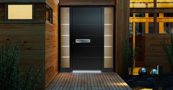 Eingangstüren modernes Design auf Kundenwunsch mit Seitenteil schwarz silbergrau gute Beleuchtung
