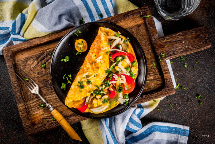 OMAD Diät eine Mahlzeit pro Tag eine Stunde am Tag essen Omelett mit Tomaten Mais und Salat