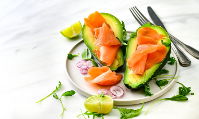 OMAD Diät eine Mahlzeit pro Tag etwas Köstliches zubereiten Avocado mit Fischfilet