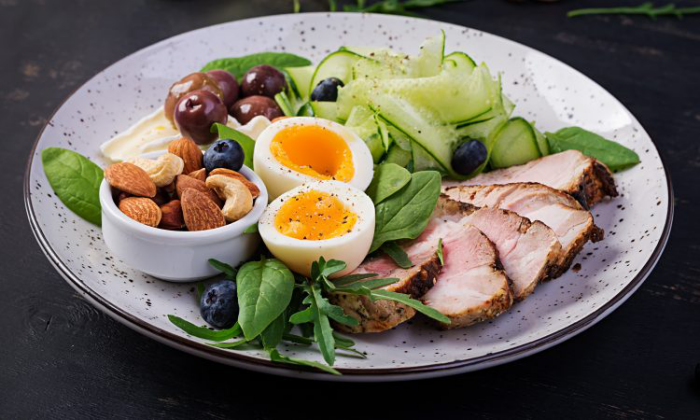 OMAD Diät eine Mahlzeit pro Tag gutes Essen Braten grüner Salat gekochte Eier