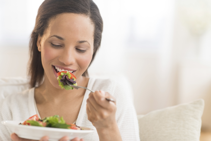 OMAD Diät eine Mahlzeit pro Tag lange fasten doch vitaminreiche Nahrung zu sich nehmen Salate