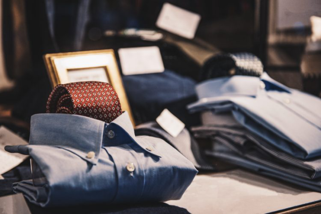 Online shoppen schicke Hemden Krawatte alles für den modernen Mann