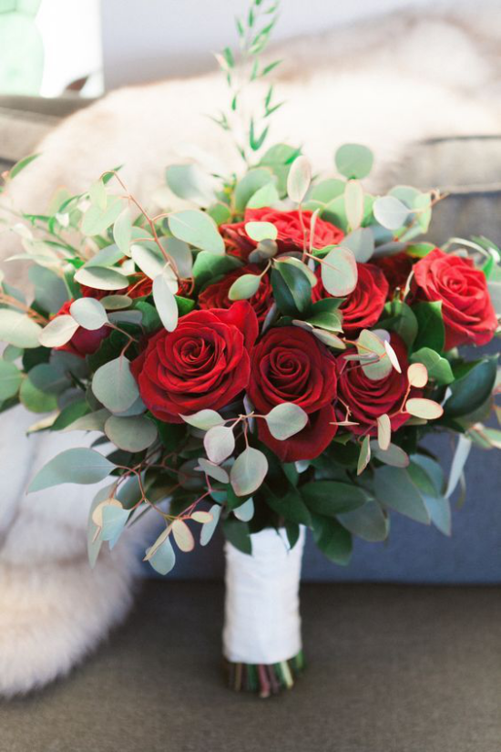 Blumen als Weihnachtsgeschenk rote Rosen das ewige Symbol der Liebe perfektes Geschenk zu Weihnachten