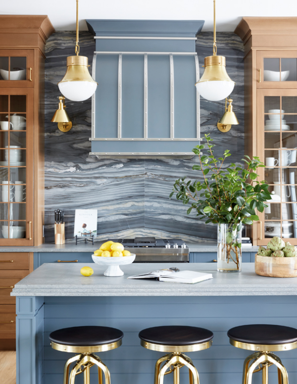 Küchentrends 2021 Marmor in der modernen Küche in Grau an der Küchenrückwand schöne Maserung Blickfang