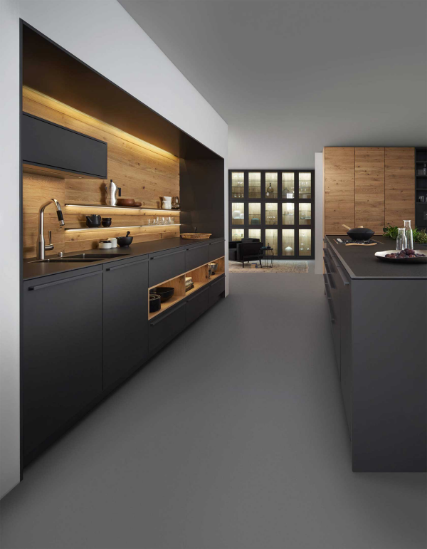 Küchentrends 2021 eingebaute LED Beleuchtung visuelle Effekte sehr elegant gestaltete geräumige Küche