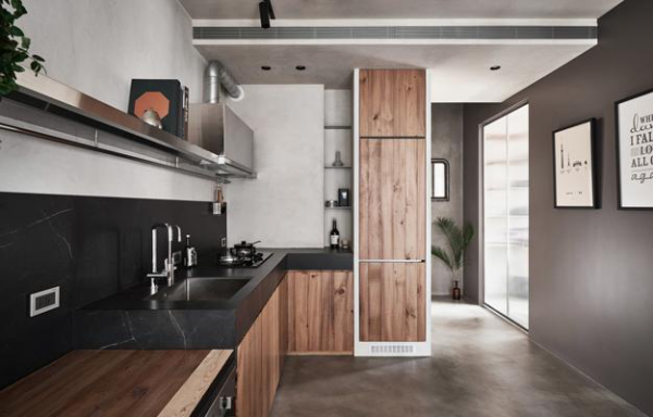 Küchentrends 2021 große moderne Küche abgedeckte Farben viel Holz sehr elegant gestaltet