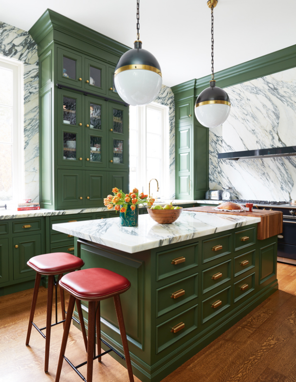 Küchentrends 2021 klassische Küche dunkelgrüne Küchenschränke Kücheninsel viel Marmor auf der Kücheninsel an den Wänden