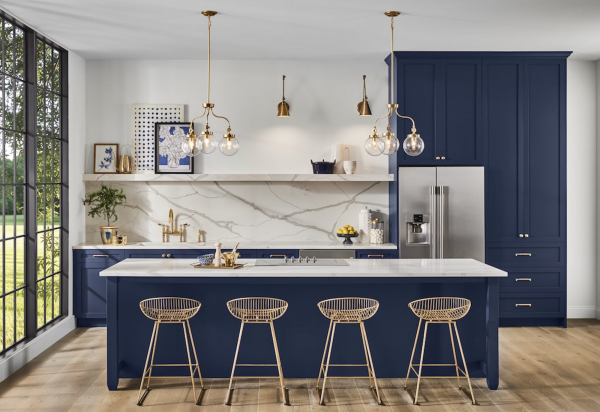 Küchentrends 2021 moderne Küche hellgrauer Marmor dunkle Küchenschränke kontrastreiche Farbkombination Eleganz pur